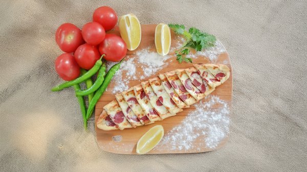 Sucuklu Pide